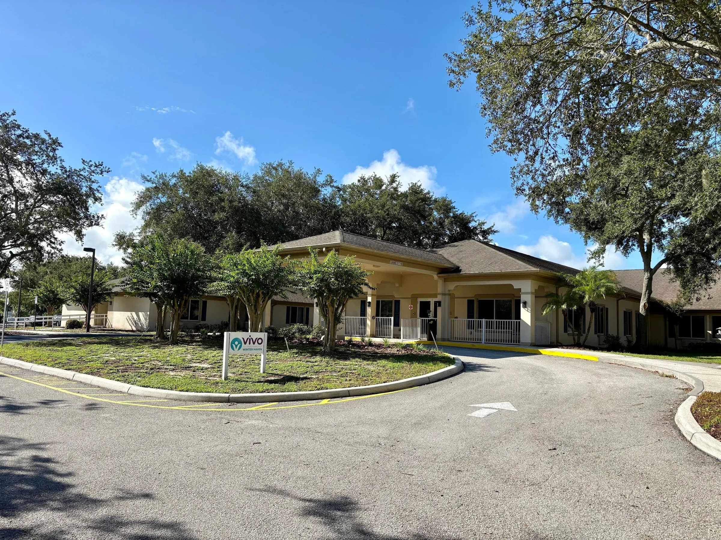 The front of Vivo Healthcare Winter Haven, seen from its drive